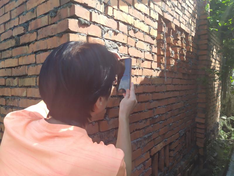 學員到戶外拍攝，運用陽光折射在建物上的形狀作構圖，拍出亮面與暗面的對比