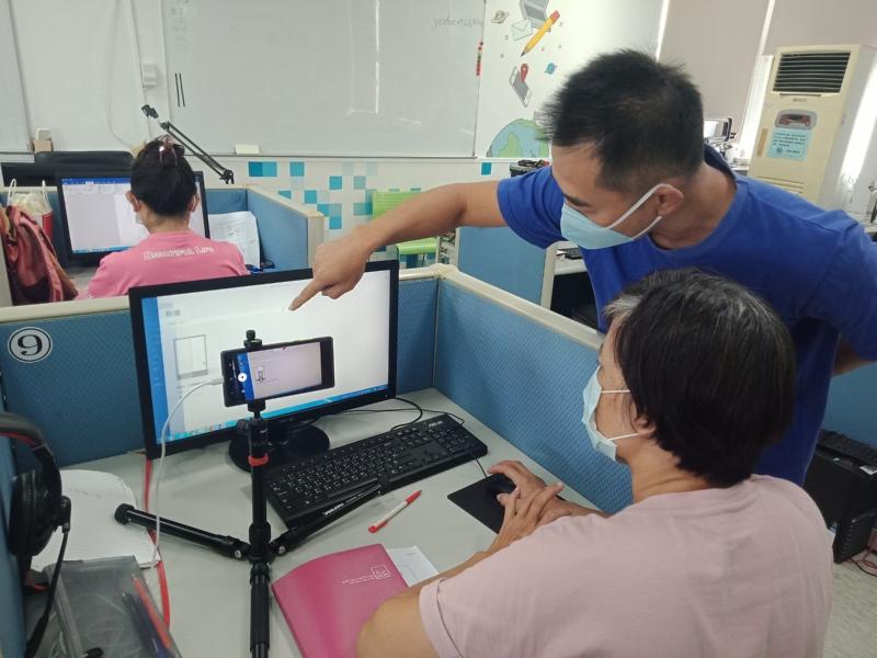 講師指導學員如何操作系統