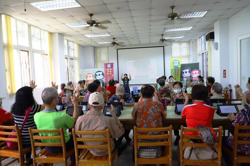 民眾很踴躍參加此課程,課前講師帶領學員做暖身健康操-手指漫波