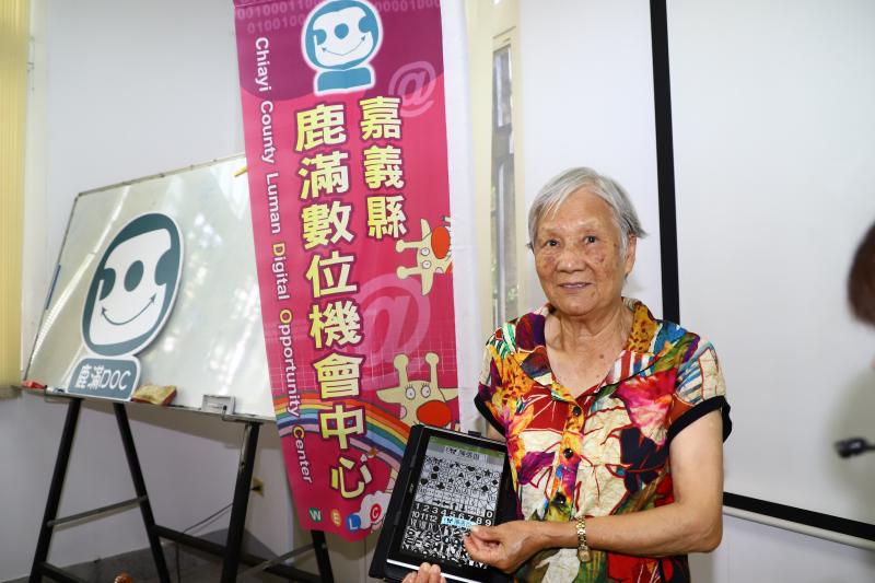 學員操作標籤機,製作個人專屬姓名貼紙