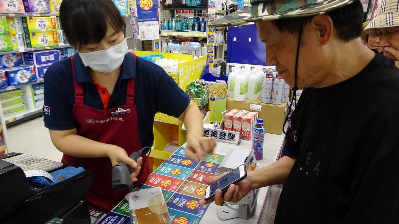 櫃台人員與學員們的互動。