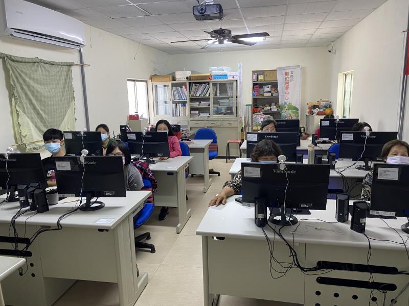 專心聽操作步驟，以便等等能熟悉練習。