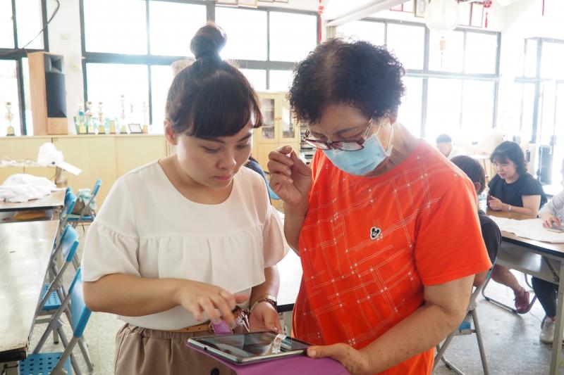 老師指導學員編修軟體