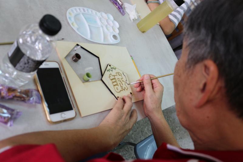 木板切刻完成，設計圖案