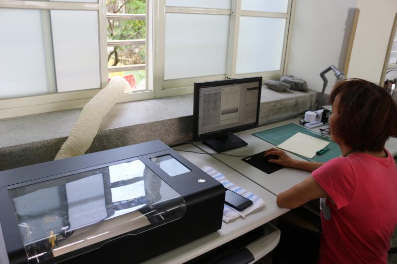 雷射切刻機器操作