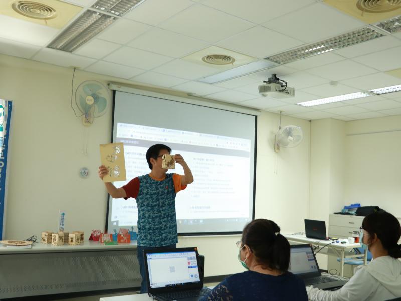 老師認真細心的和同學們介紹雷射切割機的原理，深雕與淺雕的區分
