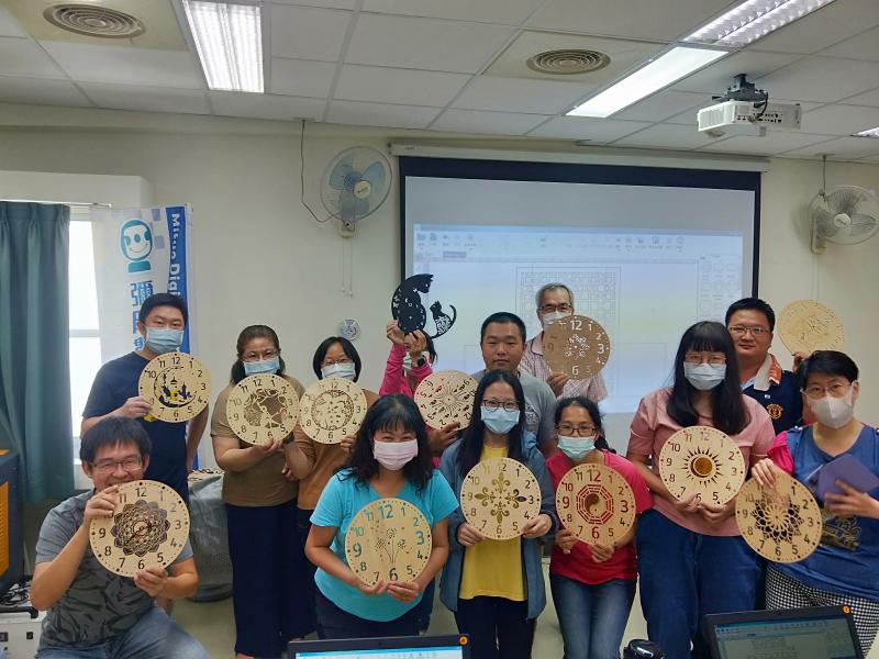 老師與同學帶著作品開心的大合照