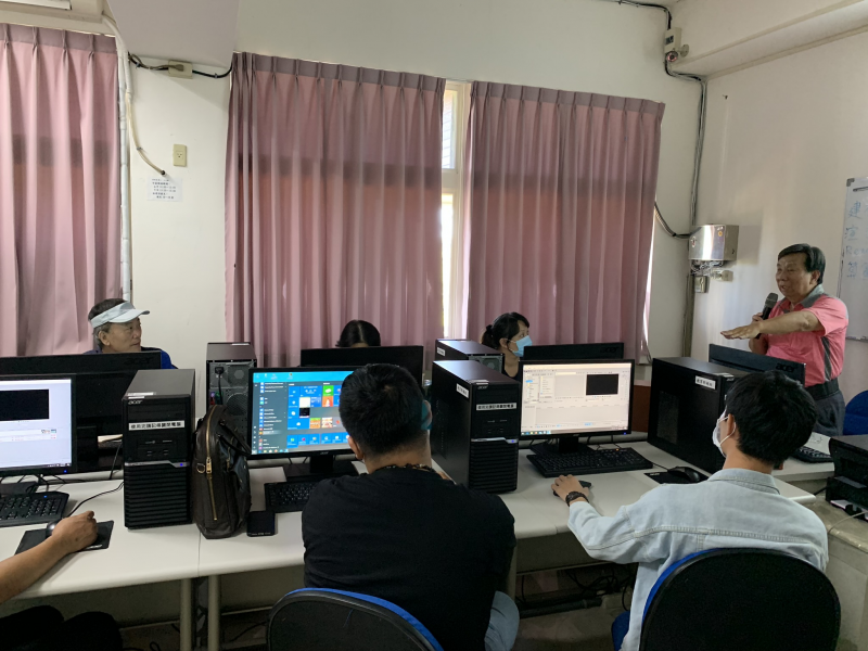 講師黃隆献於課堂中介紹如何用手機也能拍出有故事性的照片。