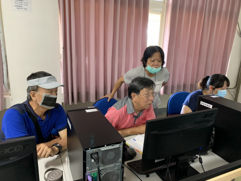 學員與講師導論如何運用軟體功能調整影像，展示產品細節。