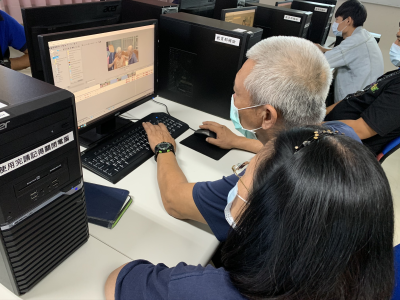 遠從高雄趕來上課的夫妻檔，學習起來認真又努力，精神可嘉。