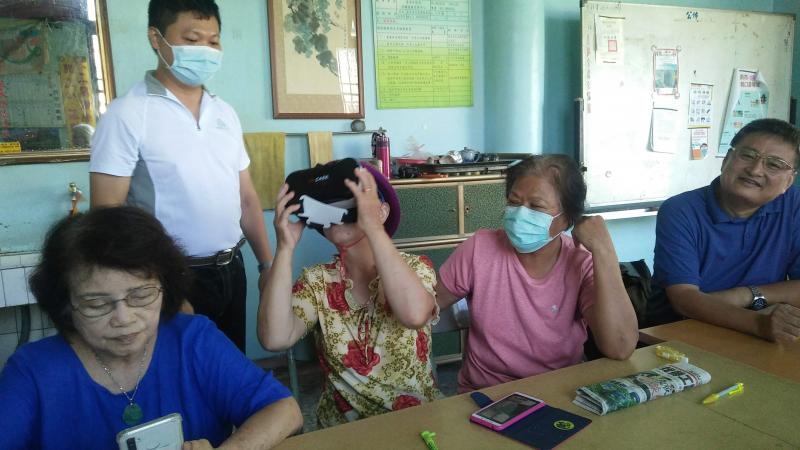 學員體驗新科技，開心得不亦樂乎