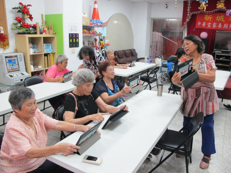 學員互相討論如何操作