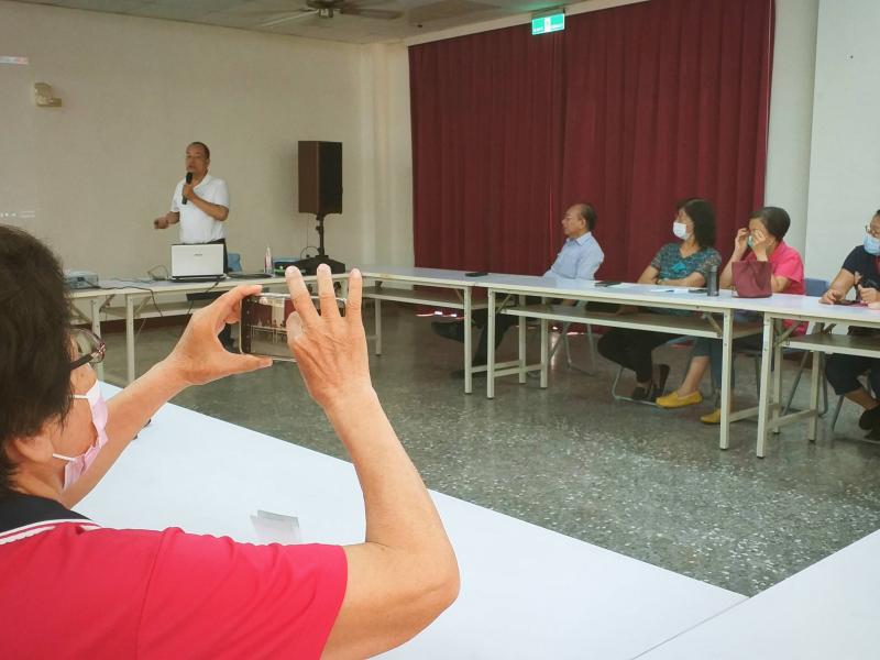 學員拿起手機練習拍照