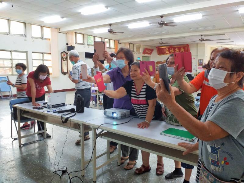 學員練習掃描QRCode