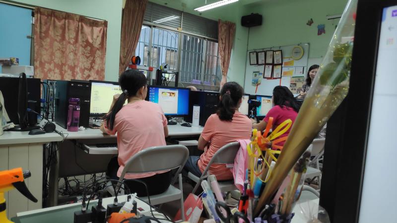 學員們認真的聽講師講解