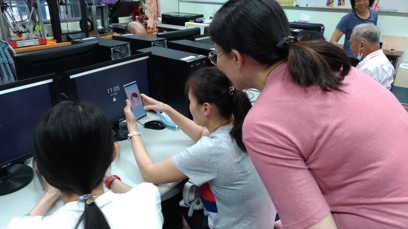 學員們玩自拍的好開心