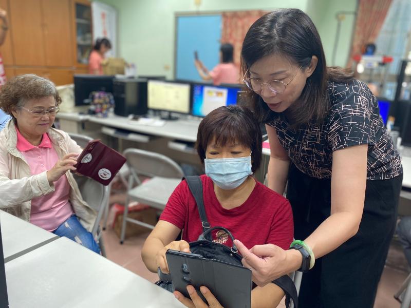 學員們的手機不同,都需要個別教學