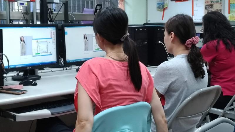 學員們認真的聽講師講解