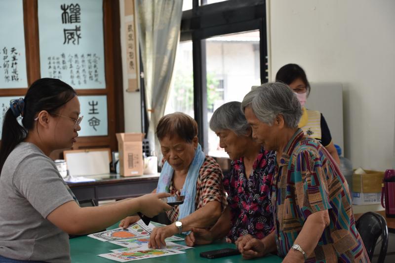 學員互相學習平板電腦