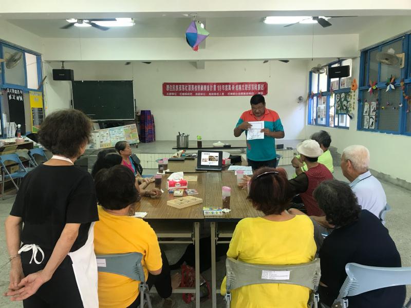 講師透過PPT來介紹AR與VR的應用。