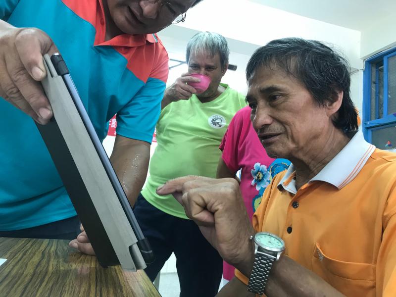 學員完成操作平板APP程式。