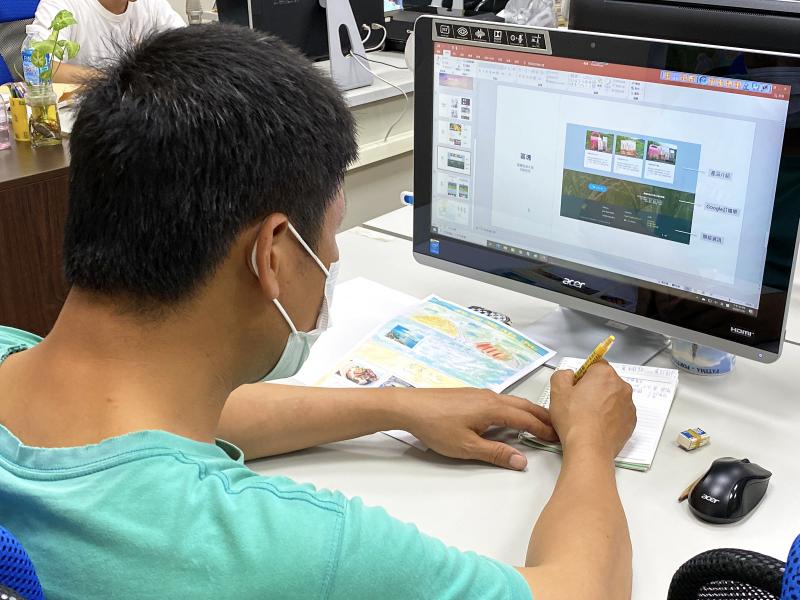 學員認真聽課，抄寫筆記