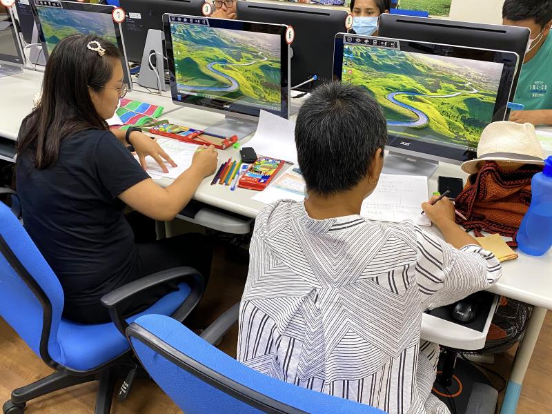 學員們動手繪製一頁網站草圖