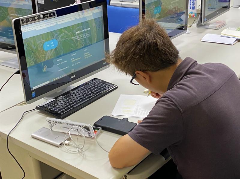 學員參考網頁範例，繪製自己的網頁草圖