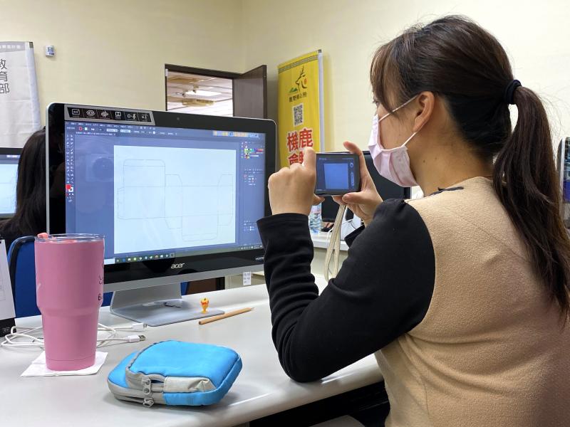 學員深怕遺漏講師的任何一個步驟，用手機錄影紀錄