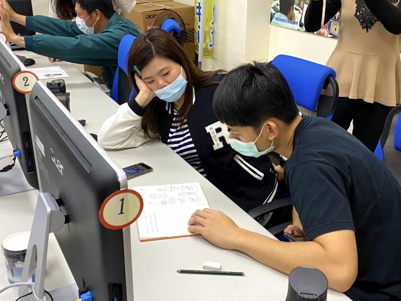 學員們相互討論包裝如何著手設計