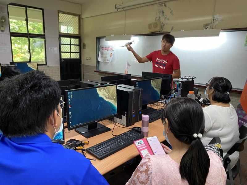 老師教學生如何使用空拍機