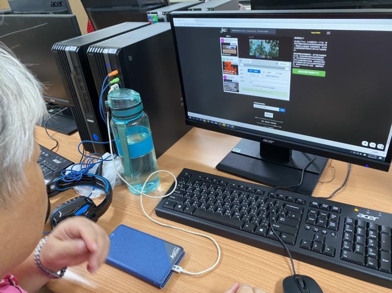 學員認真製作影片