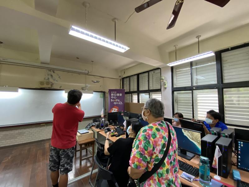 學員自行操做空拍機