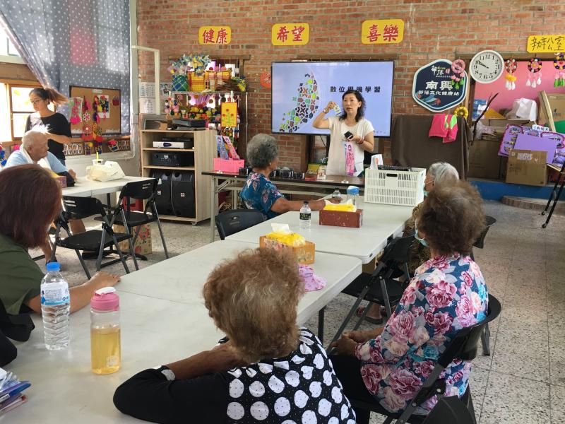 講師說明數位相機操作注意事項。