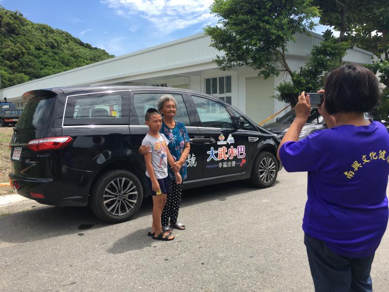 學員分組到戶外實際操作數位相機。