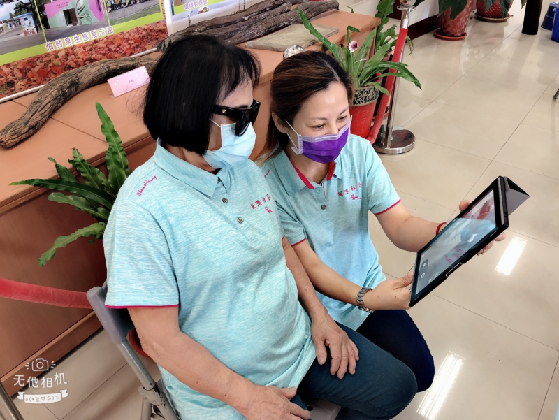 枋山DOC駐點志工細心指導長輩學員操作平板電腦。