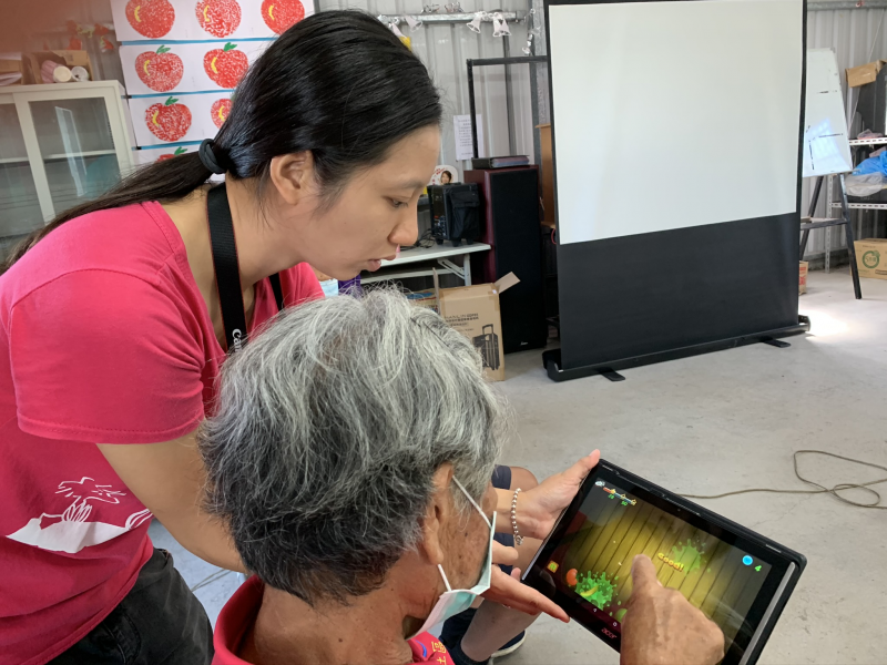 學員借回平板電腦後如若遇到使用上的困難都可以來找志工尋求幫助。