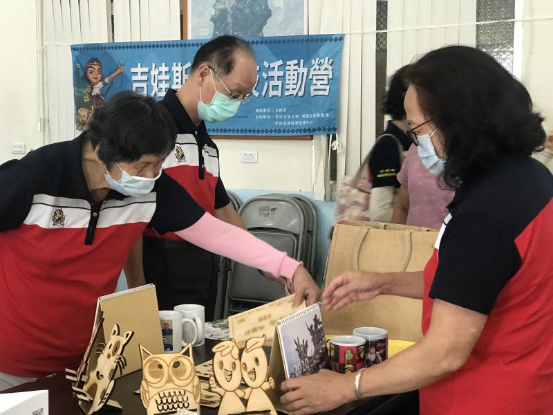 樂齡中心的長輩看DOC學員做出的作品