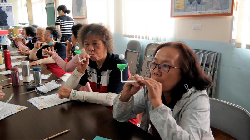 學員體驗動手做實驗  吹不走的小白球