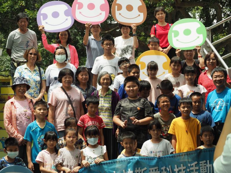 學員們與老師開心合照