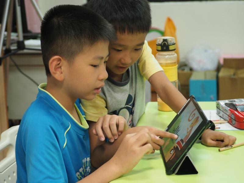 小朋友開心操作平板