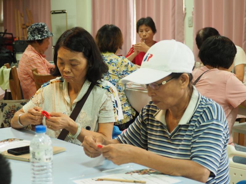 認真做實驗的學員們