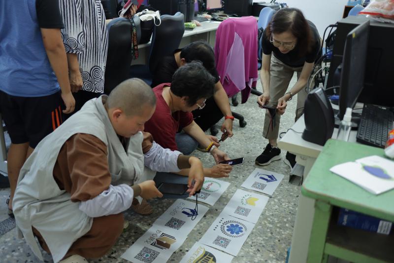 完成作品後同學們實際掃描彼此的作品呈現樣貌，透過AR擴增實鏡呈現有趣的觀看體驗。