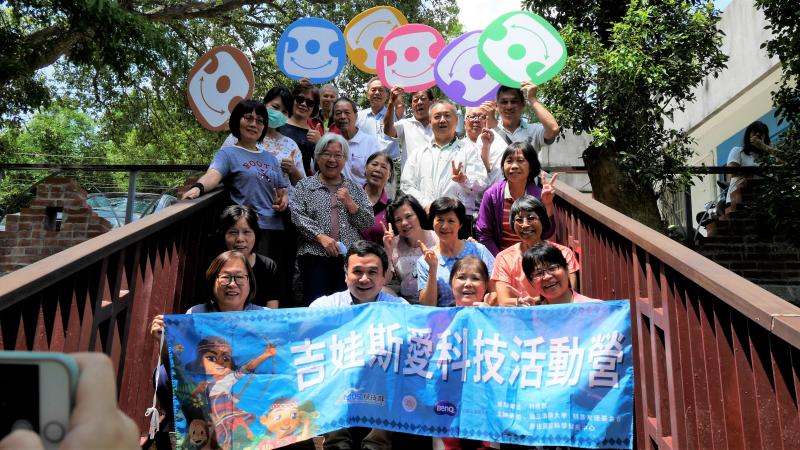 學員們與老師開心合照