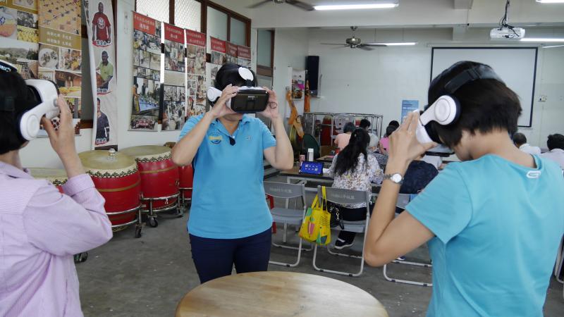 學員體驗VR眼鏡