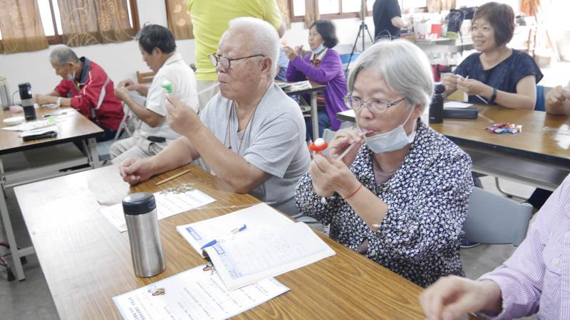 學員認真做實驗