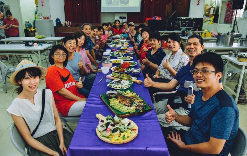 學員與老師一起享用午餐