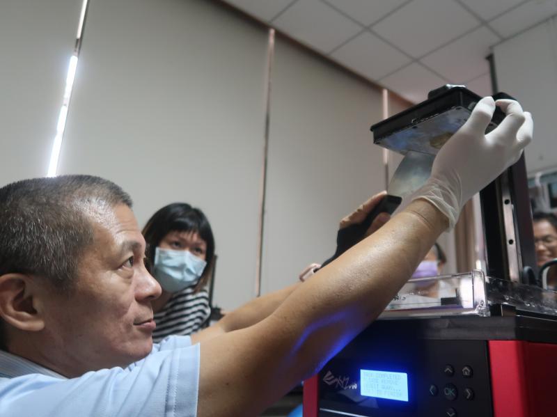 講師將學員作品取下