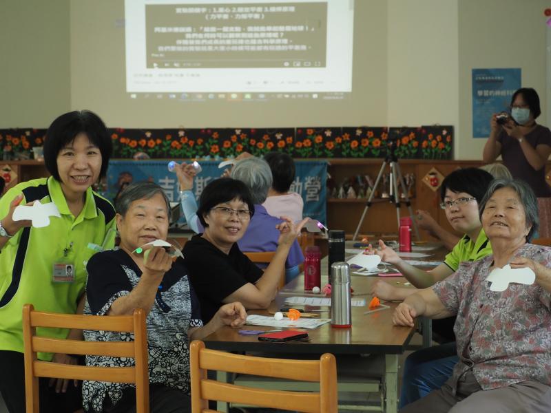 學員拿實驗成品一起開心合作