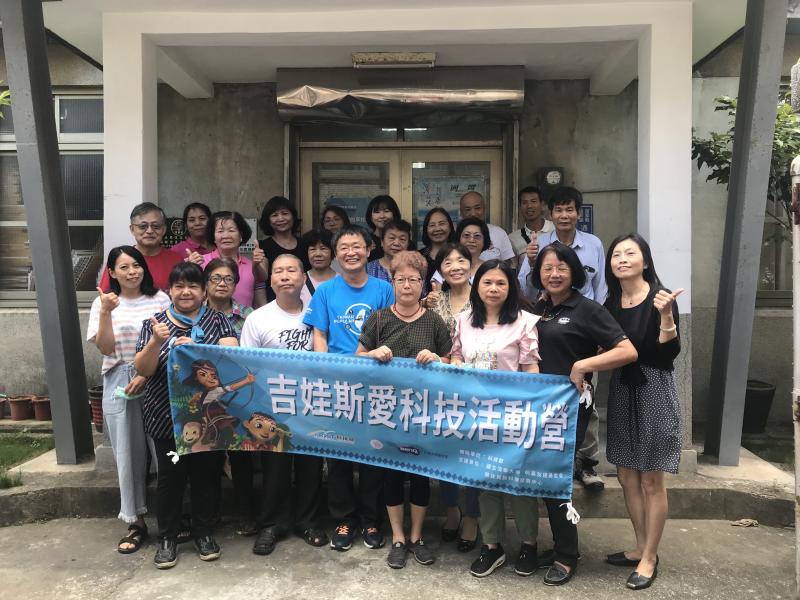 學員們與老師開心合照